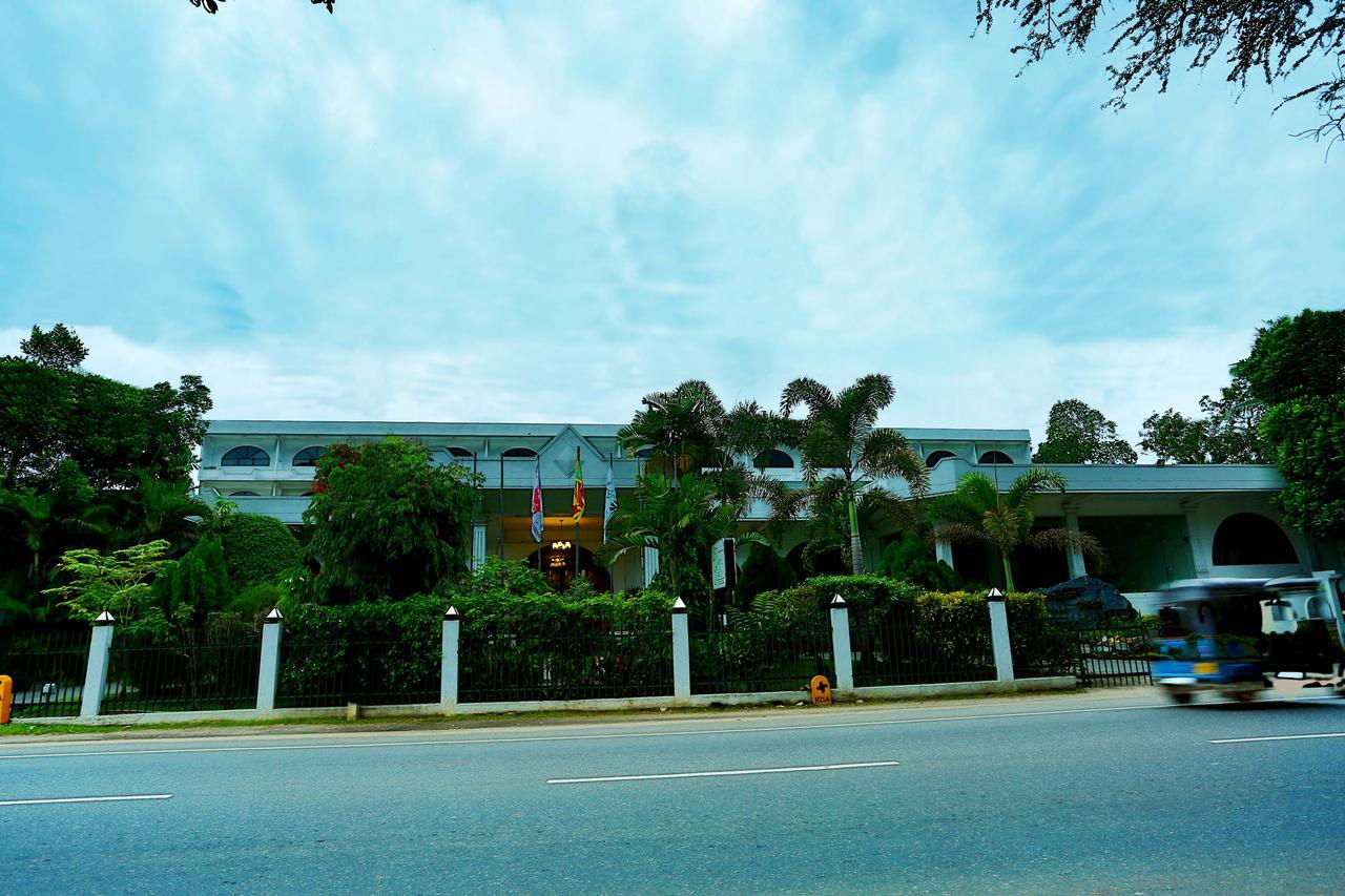 Kandyan Reach Hotel Kurunegala Bagian luar foto